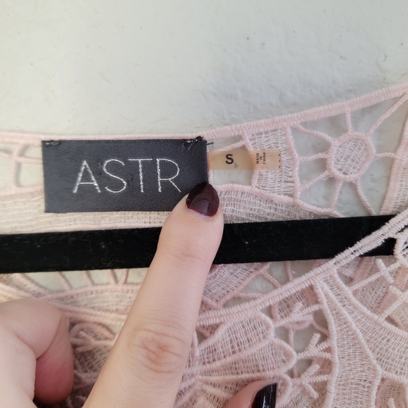 Astr Blush Top with Lace Cut Outs Size S - Picture 3 of 4
